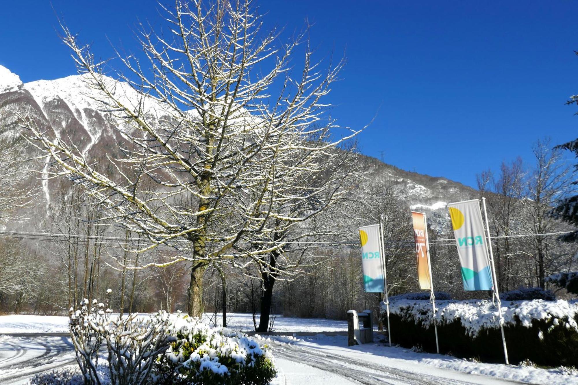 Camping Rcn Belledonne Le Bourg-dʼOisans Exterior foto
