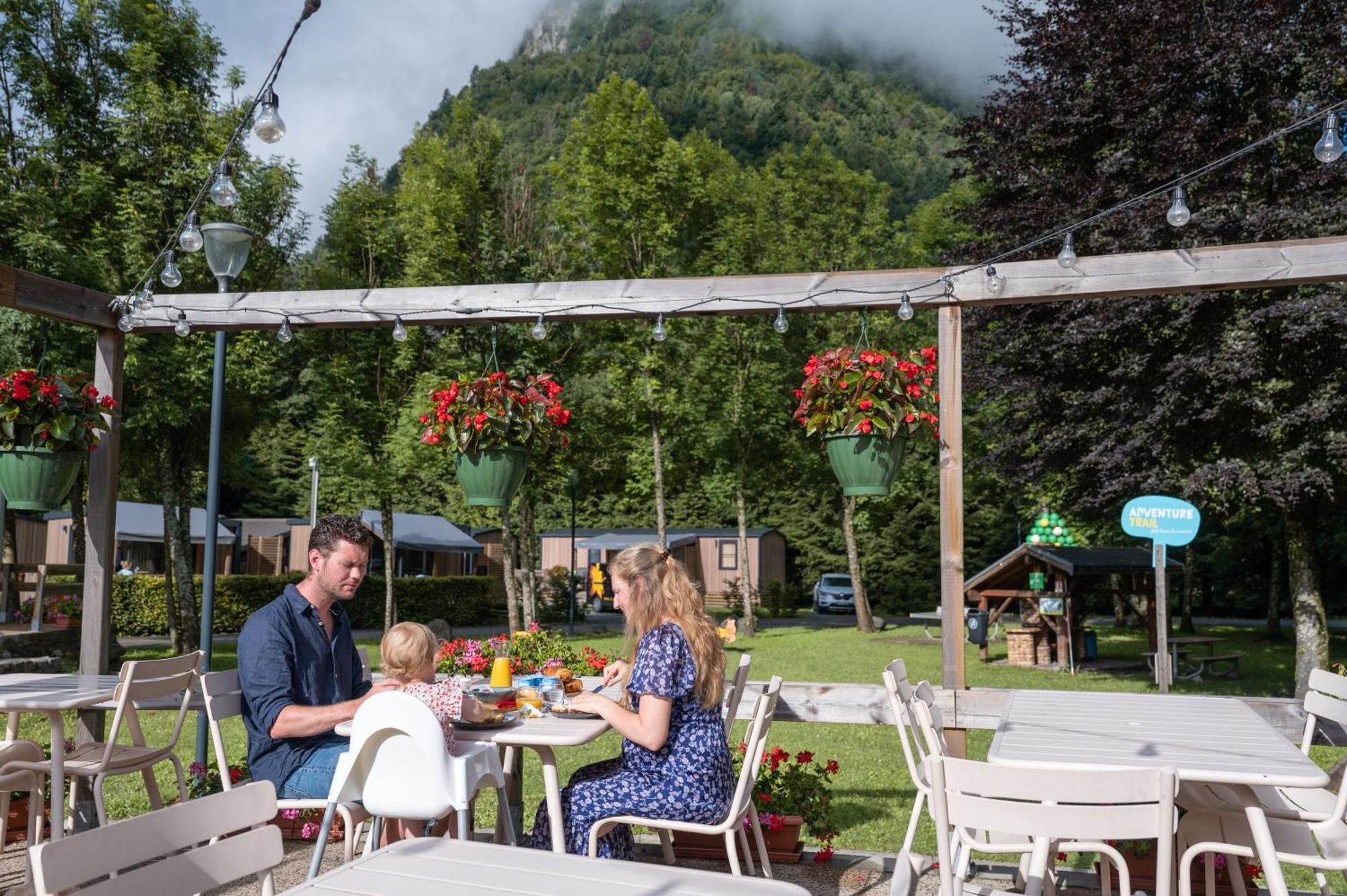 Camping Rcn Belledonne Le Bourg-dʼOisans Exterior foto