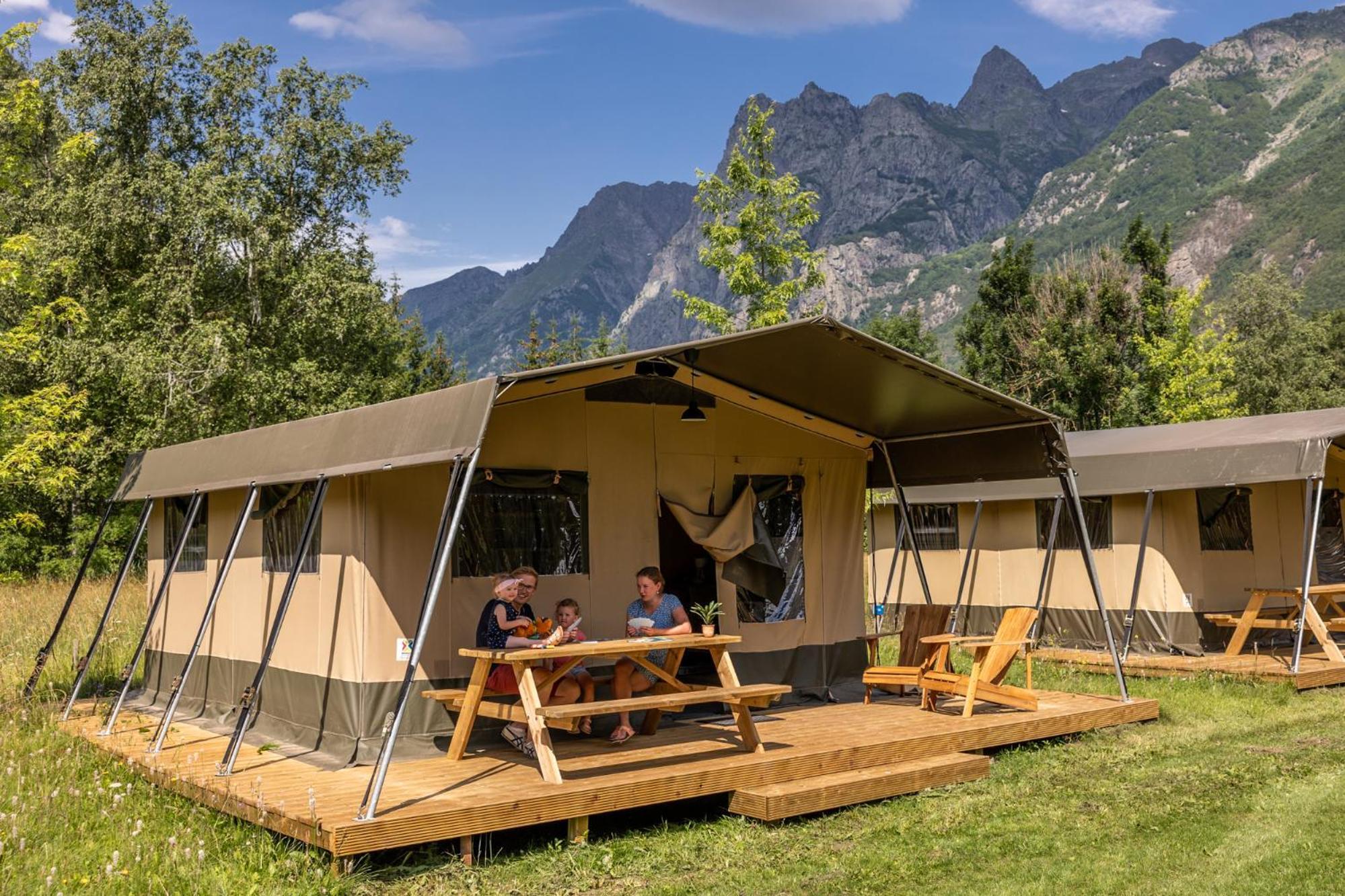 Camping Rcn Belledonne Le Bourg-dʼOisans Exterior foto
